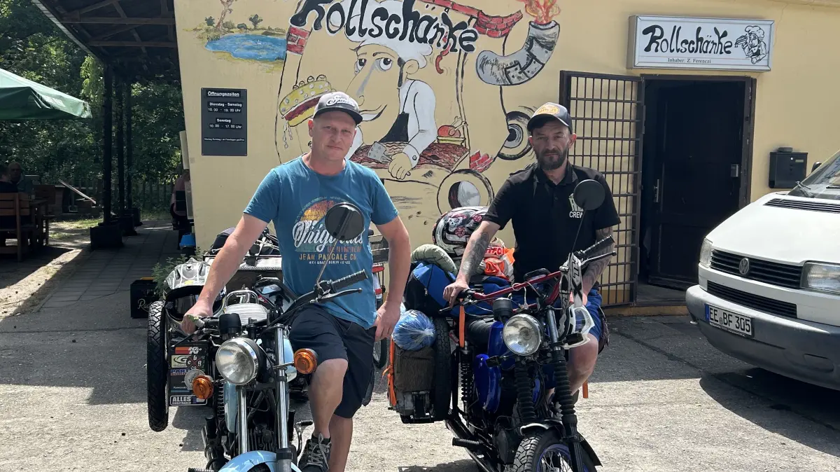 Christian Schmidtke und Marcel Jobke aus Doberlug-Kirchhain wollen mit der Simson nach Korsika. Getreu dem Klassiker "Werner - Beinhart!" ist ein "Flachköpper" das große Ziel. Im Gepäck liegen Werkzeug, Fliegenklatsche und Filmzitate. Schon der Start verspricht reichlich Stoff für gute Geschichten.