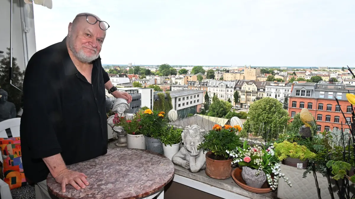 Stadtpromenade Michael Becker: Der frühere Schauspieler am Cottbuser StaatstheatersMichael Becker lebt gern in "seiner" Wohnscheibe in der Stadtpromenade.