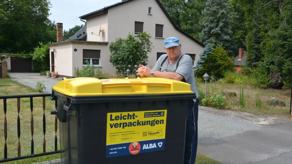 Karsten Hilschenz aus Spremberg hat unfreiwillig ein Kuckucksei der modernen Kreislaufwirtschaft geliefert bekommen. Er wird den Container von Alba seit Monaten einfach nicht mehr los.