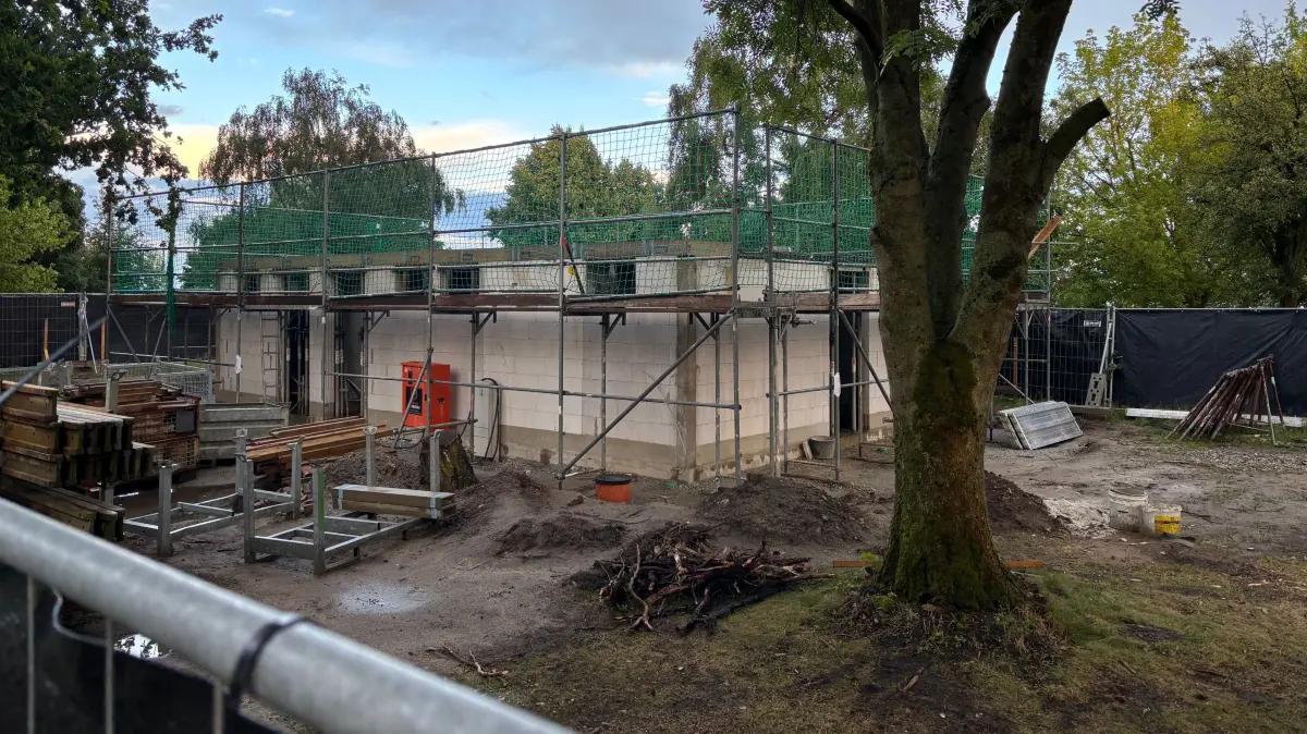 Blick zur derzeitigen Baustelle zwischen der Schwarzen Elster und dem Blauen Spielplatz am Senftenberger See. Sie befindet sich direkt am Rundradweg um den See.