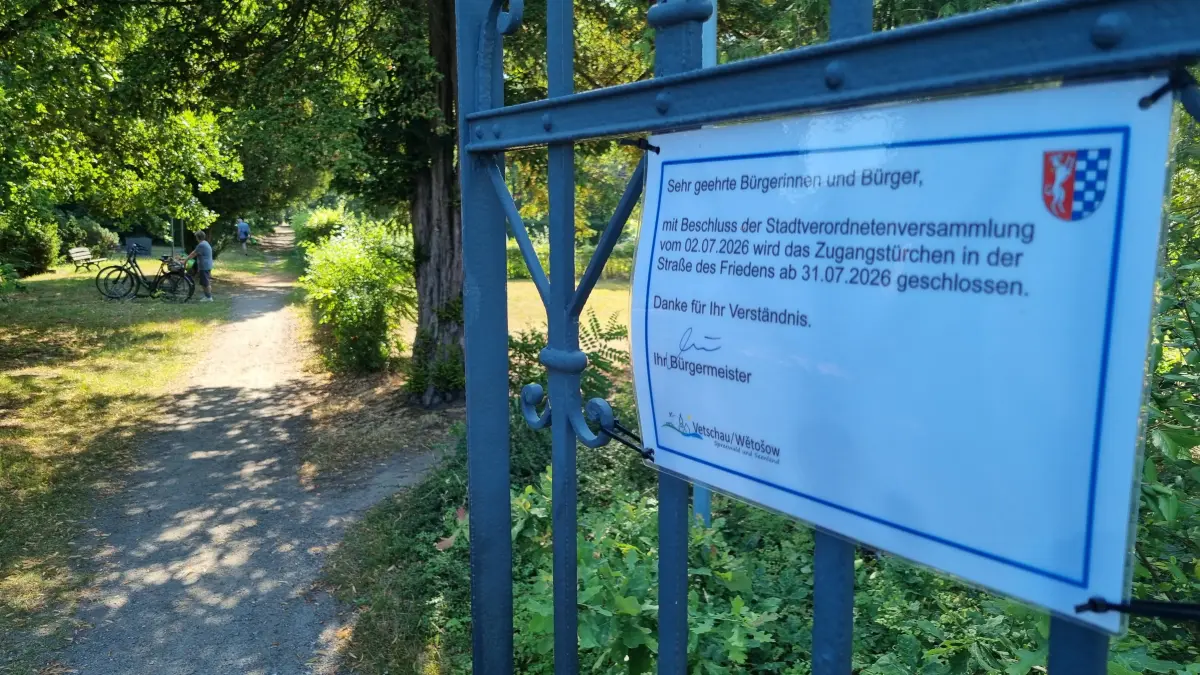 Nur noch wenige Tage geöffnet ist dieser Zugang in der Straße des Friedens zum Friedhof in Vetschau.