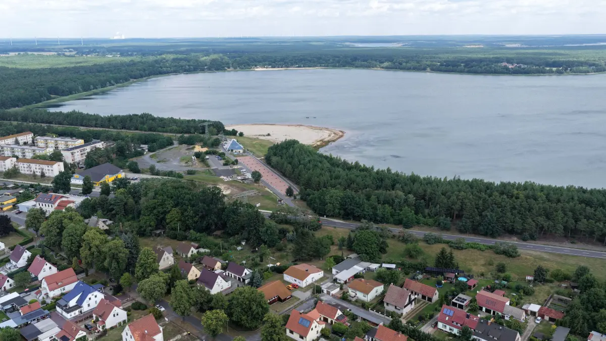 Luft Dreiweiberner See Lohsa: Luftaufnahme vom 18. Juli 2026
Blick auf den Dreiweiberner See nahe der Gemeinde Lohsa