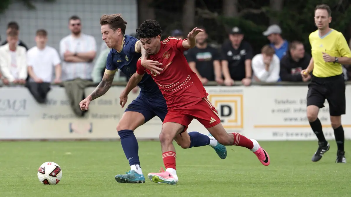 Fussball : Klosterfelde, Fussball Freundschaftsspiele Deutschland / Regional, Union Klosterfelde : Delay Sports Berlin, Hannes Graf vor Ali Wanzeh
FOTO BENK 18.07.2026