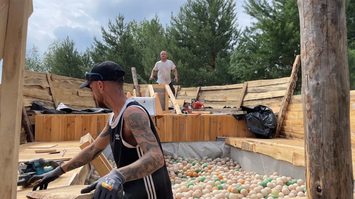 Das Piratenschiff mit dem Bällebad könnte bei den Festivalbesuchern wieder auf großes Interesse stoßen, wünschte sich die Handwerker auf Köln