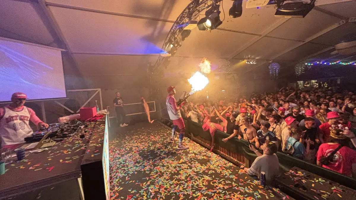 Hier brennt die Luft. Das deutsche DJ- und Party-Duo aus Berlin "Mütze Katze" waren der Ersatzkünstler für den Ersatzkünstler beim 38. Neptunfest in Halbendorf am Freitagabend. Die Show des Duos begeisterte das junge Publikum zur "Malle Edition".