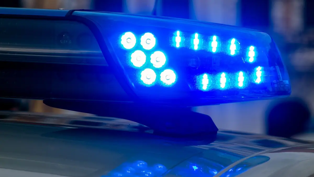 Tödlicher Unfall auf Bundesstraße 242 im Harz: ARCHIV - 09.03.2020, Sachsen-Anhalt, Magdeburg: Ein Blaulicht der Polizei leuchtet auf. (zu dpa: «Schwerer Unfall im Harz - 42-Jähriger stirbt») Foto: Klaus-Dietmar Gabbert/dpa-Zentralbild/dpa +++ dpa-Bildfunk +++