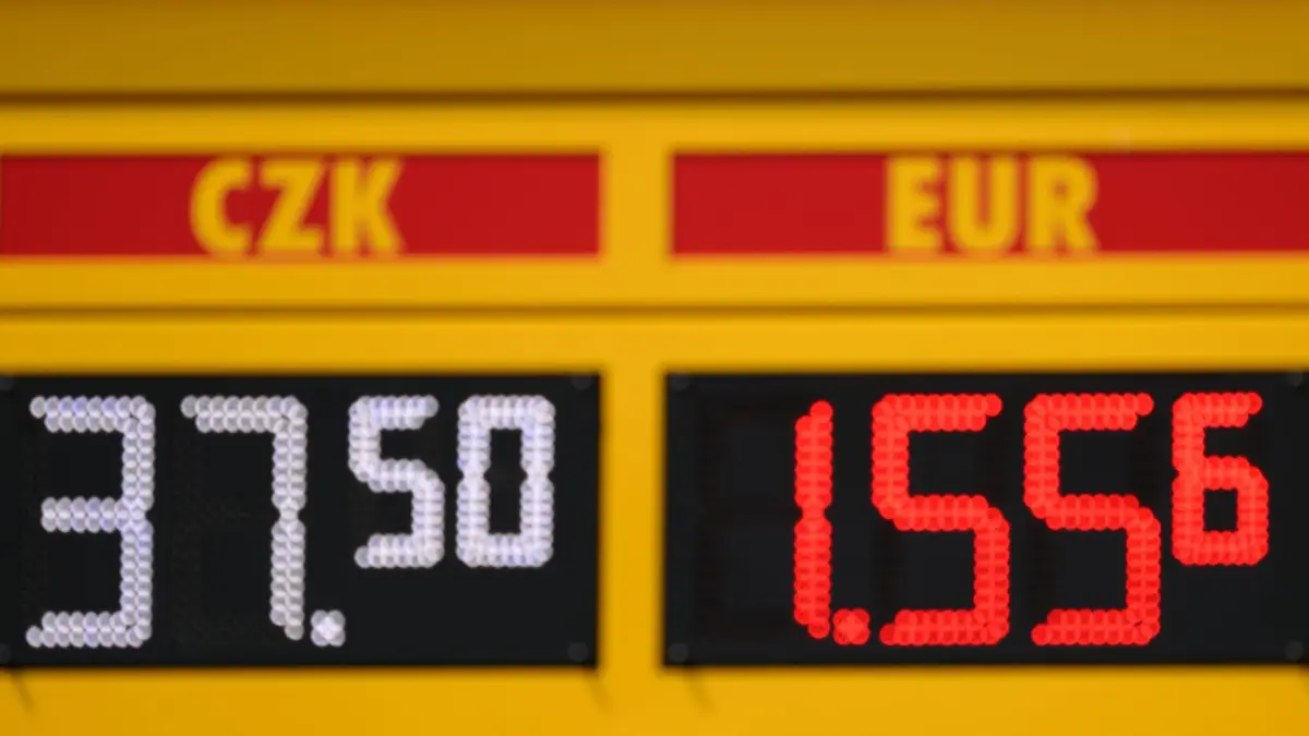 Tanktourismus in Tschechien: 20.07.2026, Tschechien, Ústí nad Labem: Eine Preistafel zeigt an einer Tankstelle die Benzinpreise in tschechischen Kronen und Euro an. Foto: Robert Michael/dpa +++ dpa-Bildfunk +++