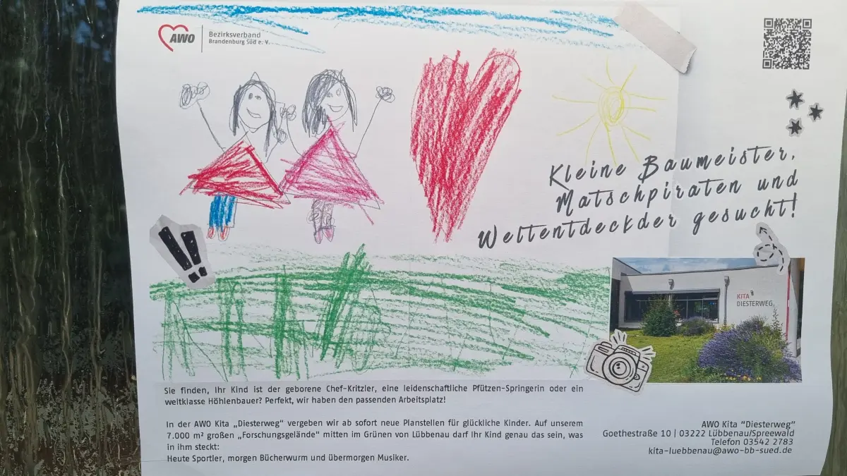 Kinderzeichnung an dem Hauseingang eines mehrgeschossigen Wohnhauses in der Neustadt von Lübbenau.