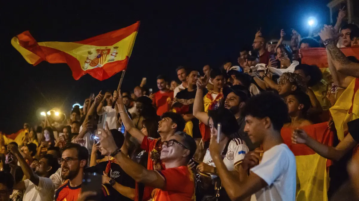 FIFA WM 2026: Spanische Fans feiern in Barcelona: Spanish fans are seen with Spanish flags celebrating the FIFA World Cup 2026 title. After being crowned champions of the 2026 FIFA World Cup by defeating Argentina 1-0, Spanish fans celebrate the title in Plaza Espanya in Barcelona. (Photo by Thiago Prudencio / SOPA Images/Sipa USA)
