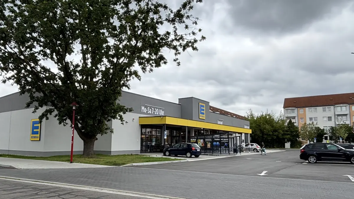 Der Supermarkt in der Friedrich-Engels-Straße in Schipkau ist seit Oktober 2025 für die Kundschaft geöffnet. Das moderne Objekt prägt seitdem die Ortsmitte.
