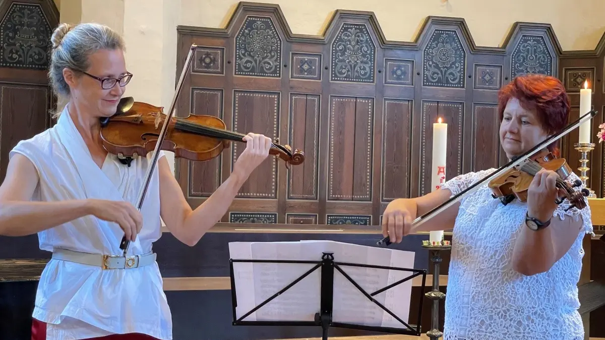 Ergreifende Festveranstaltung zu 35 Jahren Initiativgruppe Lager Mühlberg in der St. Nikolaikirche Bad Liebenwerda. Dr. Anna Barbara Kastelewicz (l.) stellt Auszüge ihrer Doktorarbeit vor und spielt unter anderem den in Mühlberg komponierten "Sehnsuchtswalzer". Samual (am Klavier) und Sigrun Hesse musizieren mit.