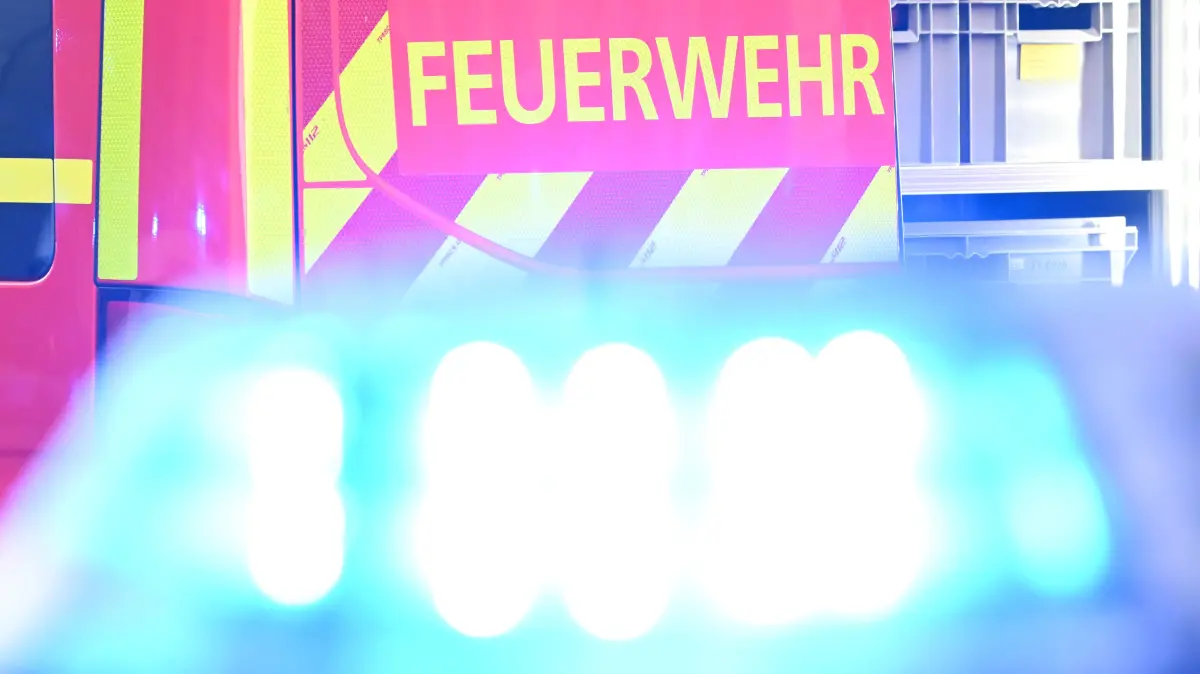 Ein möglicher Blitzeinschlag hat in Limberg im Landkreis Spree-Neiße einen Schuppenbrand an einem Einfamilienhaus ausgelöst.