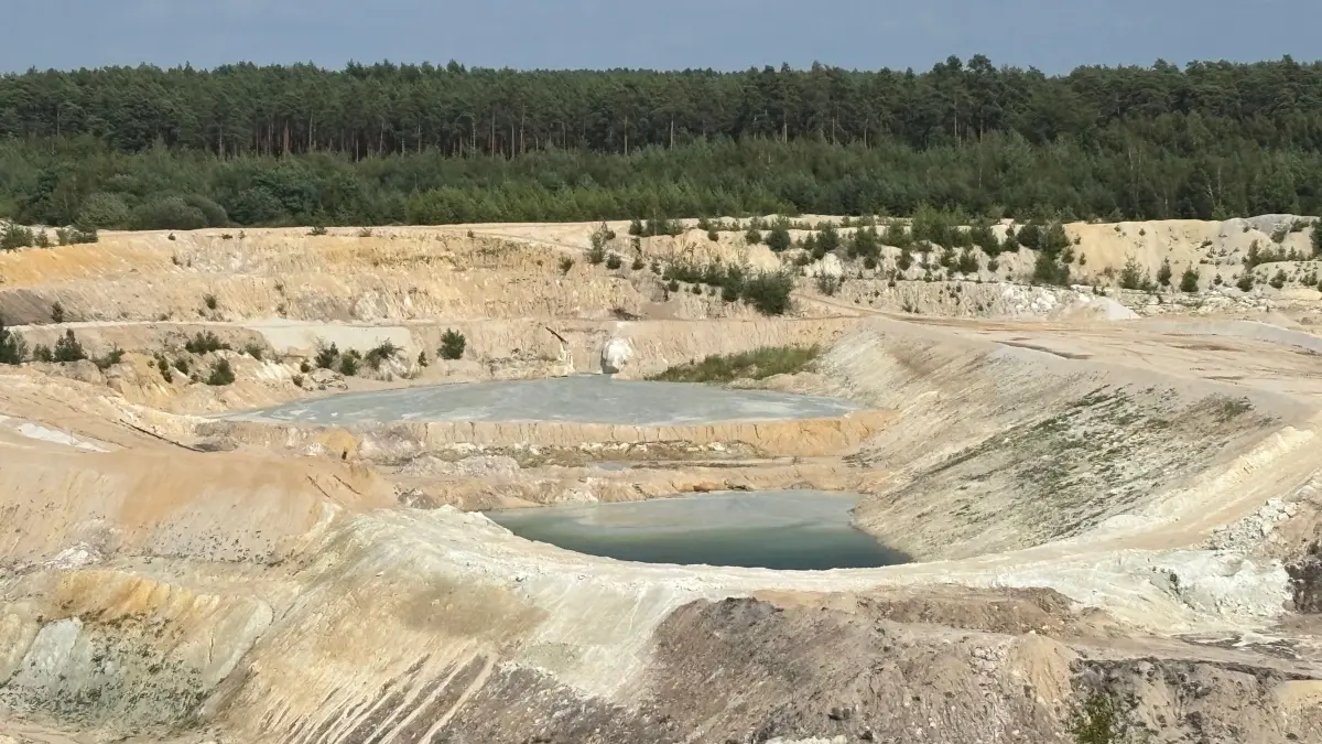 Blick vom Aussichtspunkt nahe der B96 in den Tagebau. Braunkohle wird hier aber nicht abgebaut. Stattdessen gilt das Interesse der Bergleute dem weißen Gold.