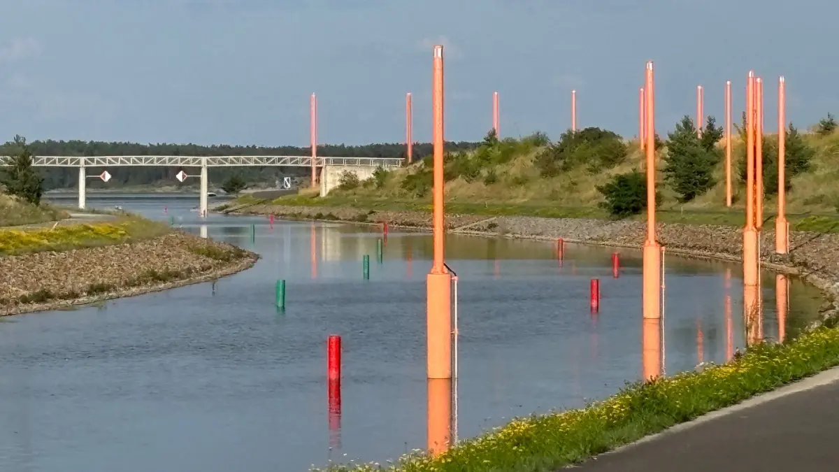 Der Ilse-Kanal verbindet auf einer Distanz von knapp 1200 Metern den Großräschener See mit dem Sedlitzer See. Meist geht es dort ruhig zu. Doch an warmen Wochenenden kann es für Bootsfahrer schon mal anstrengend werden.