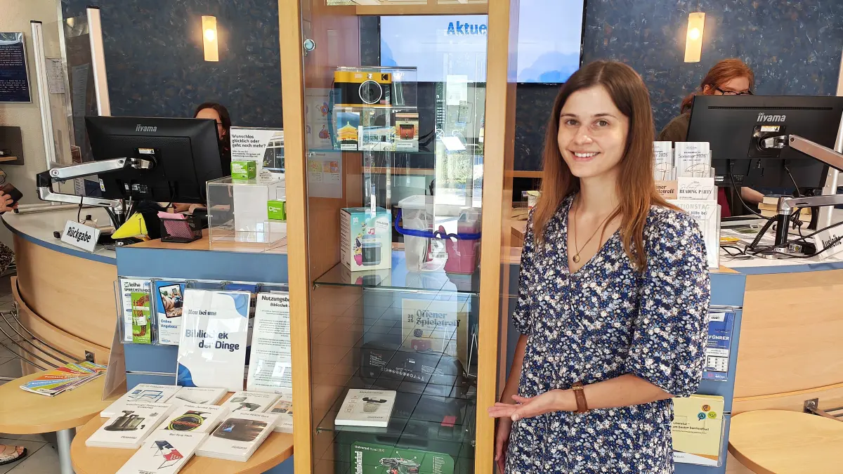 Laura Cornelius präsentiert den Schaukasten der Bibliothek der Dinge in Hoyerswerda.