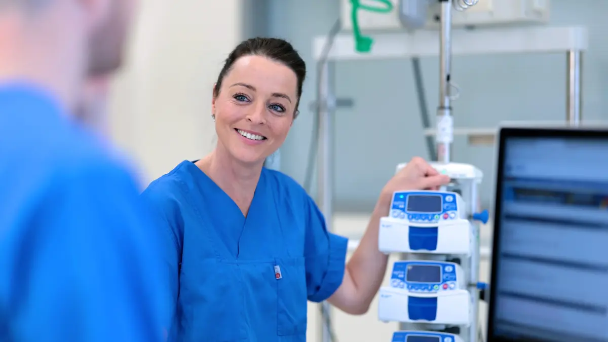 Karriere in der Pflege: Anne Stiller hat eine Fachweiterbildung in der Anästhesie und Intensivpflege absolviert. Heute ist sie Teamleiterin auf der Intensivstation. Von ihrem breiten Wissen profitieren Patienten und Mitarbeitende.