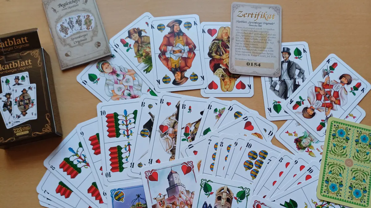 Spremberg hat ein eigenes Skatblat. Die Werbeagentur Mädler hat es nach einer Idee von Michael Apitz entwickelt. Wo die Karten jetzt vorgestellt werden.