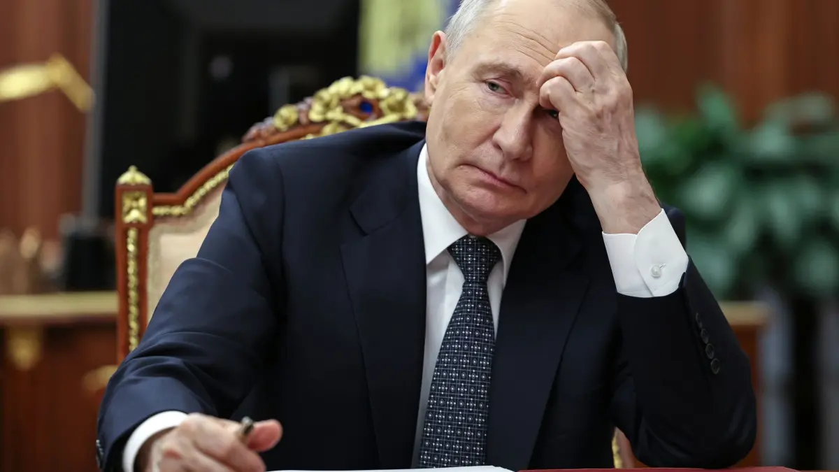 Ukraine-Krieg - Russlands Präsident Putin: 20.07.2026, Russland, Moskau: Auf diesem von der russischen nationalen Nachrichtenagentur Sputnik via AP veröffentlichen Foto unterhält sich der russische Präsident Wladimir Putin mit dem von Moskau eingesetzten Leiter der von Russland kontrollierten Region Saporischschja, Balitsky, während eines Treffens im Kreml in der russischen Hauptstadt. Foto: Alexander Kazakov/Sputnik Kremlin Pool via AP/dpa - ACHTUNG: Nur zur redaktionellen Verwendung und nur mit vollständiger Nennung des vorstehenden Credits +++ dpa-Bildfunk +++