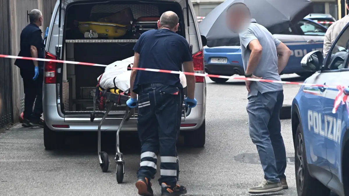 Einwanderer stirbt bei Polizeieinsatz in Bologna: 19.07.2026, Italien, Bologna: Die Leiche eines Mannes wird nach einem Polizeieinsatz im Stadtteil Pilastro abtransportiert. Nach dem Tod eines Einwanderers aus Marokko bei einem gewaltsamen Einsatz der italienischen Polizei haben die Behörden Aufklärung versprochen. Foto: Guido Calamosca/LaPresse via ZUMA Press/dpa - ACHTUNG: Person(en) wurde(n) aus rechtlichen Gründen gepixelt +++ dpa-Bildfunk +++