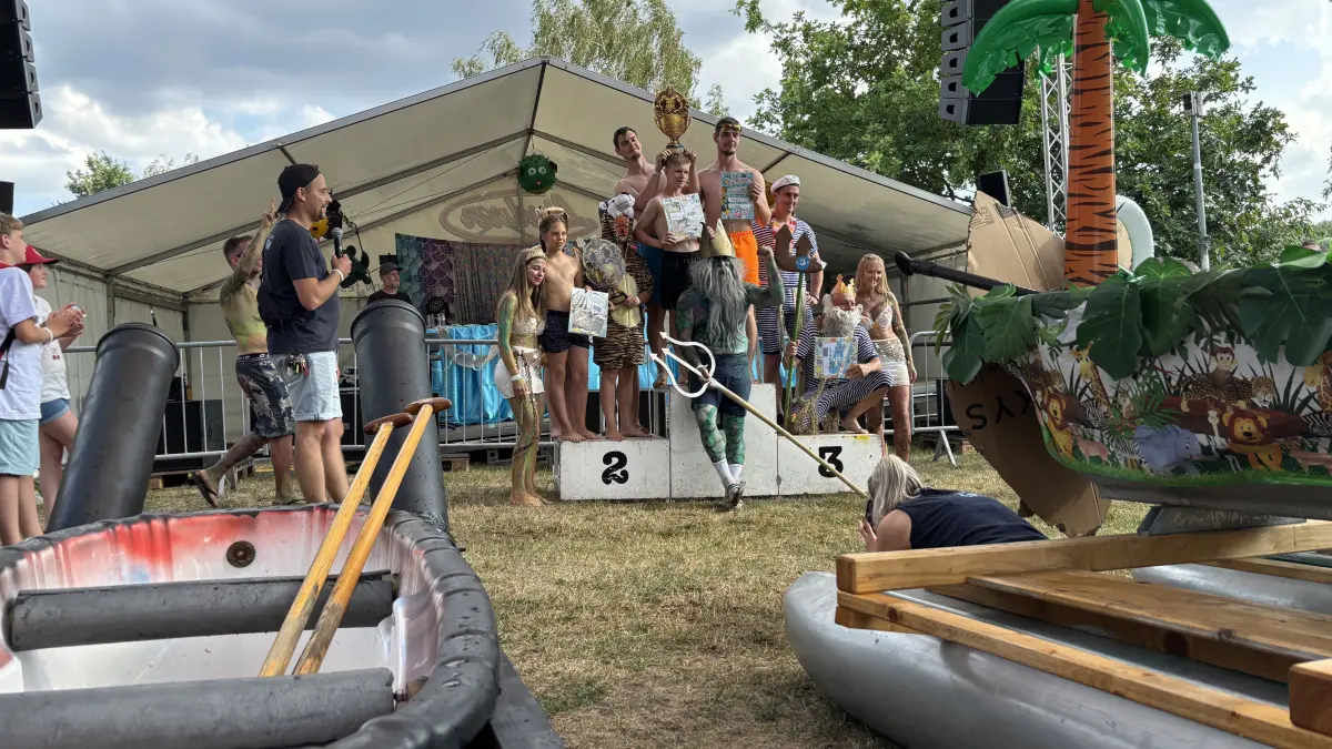 Neptunfest in Halbendorf 2026: Bei der Siegerehrung Badewannenrennen frueten sich die fünf Jungs vom Team "Takao" über den Pokal und den Respekt von Neptun.