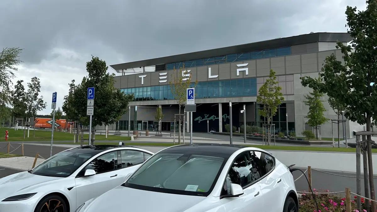 Schichtwechsel bei Tesla in Grünheide: Um 14 Uhr ist nur wenig los vor dem Haupteingang an Gigafactory in Grünheide. Das hat allerdings seine Gründe.
