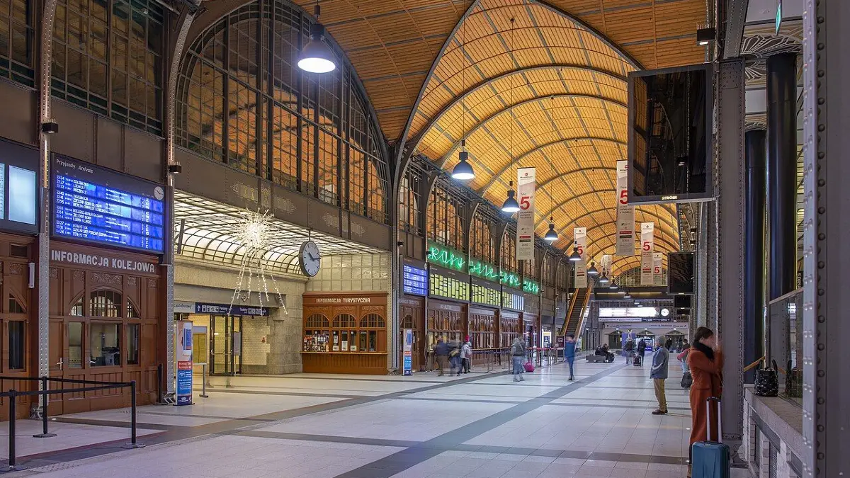 Hauptbahnhof Wroclaw Glowny. Verkauf und Konsum von Alkohol ist in Bahnhöfen in Polen seit Langem verboten. Ladenpächter schreckt das jedoch ab.