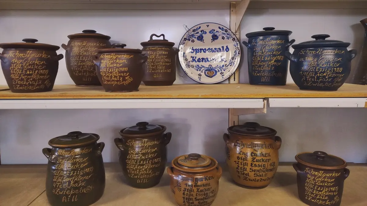 Die Schnellgurkentöpfe von der Töpferei Tunsch aus Crinitz gibt es in verschiedenen Größen und Variationen. Am kommenden Wochenende (Auf dem Töpfermarkt in Burg (Spreewald)