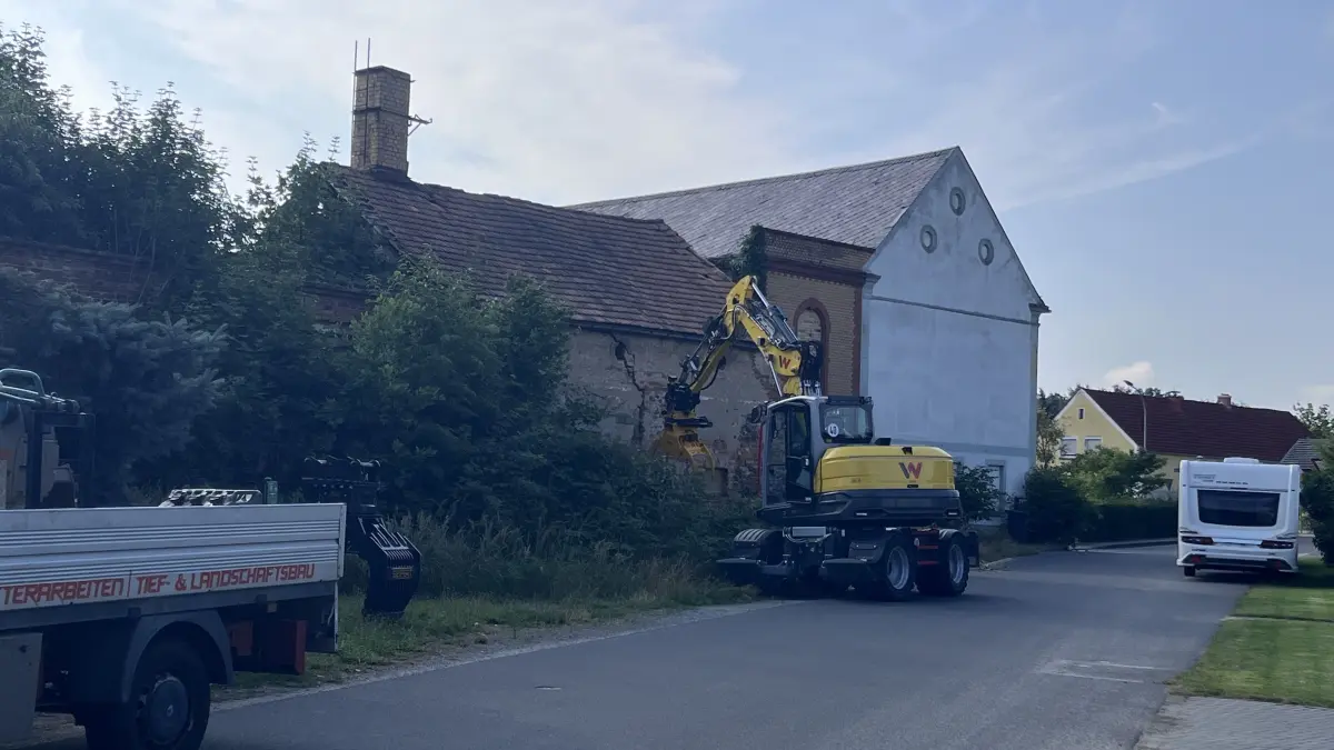 Schweres Gerät in der Frauendorfer Straße in Kroppen. Jüngst rücken Bagger auf dem Gelände der ehemaligen Gaststätte "Zur Eiche" an.