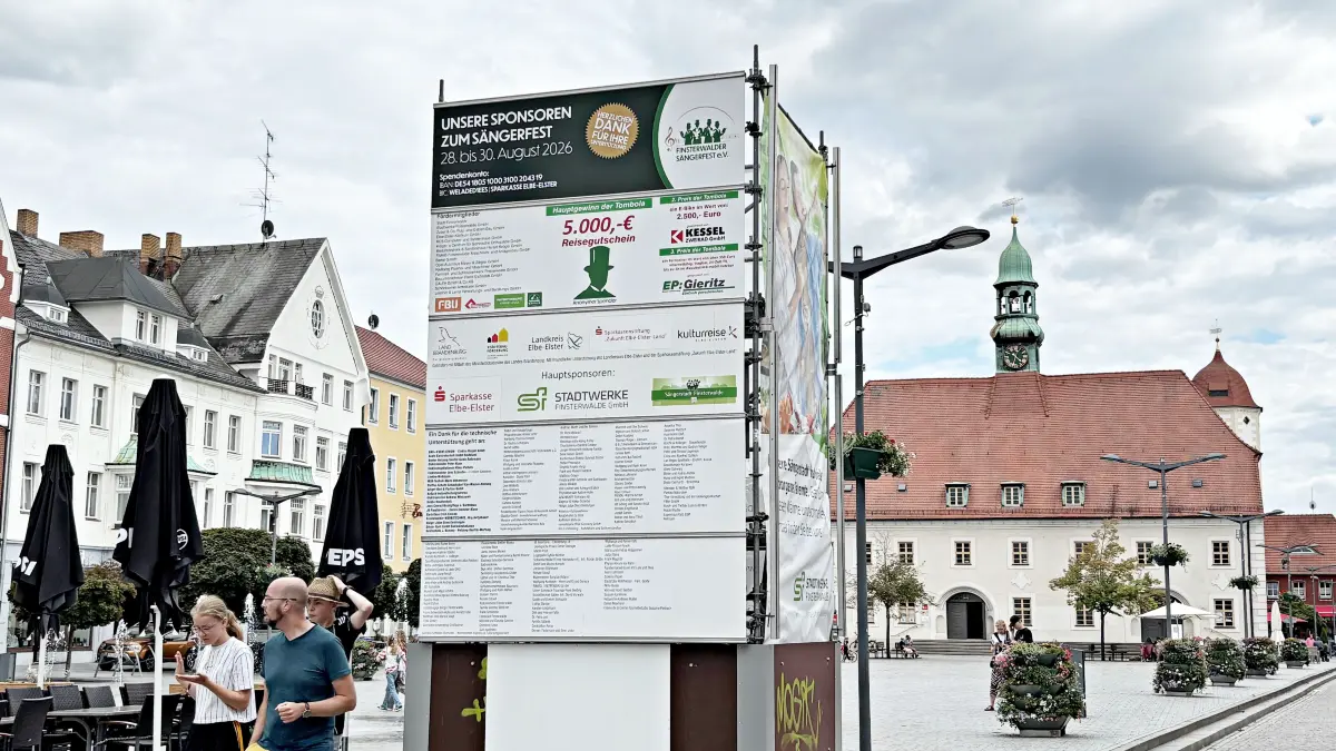 Der Sponsorenturm auf dem Markt listet alle Unterstützer des Finsterwalder Sängerfest 2026 auf. Bis auf den Hauptsponsor der Tombola.