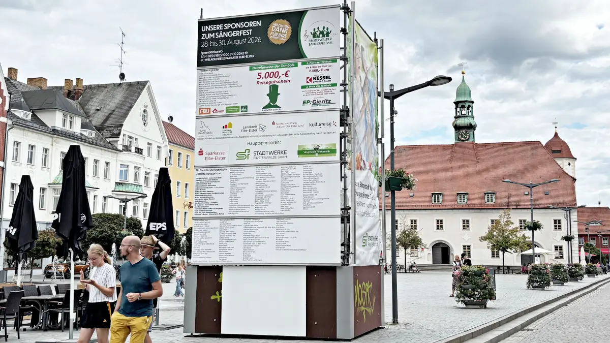 Der Sponsorenturm auf dem Markt listet alle Unterstützer des Finsterwalder Sängerfest 2026 auf. Bis auf den Hauptsponsor der Tombola.