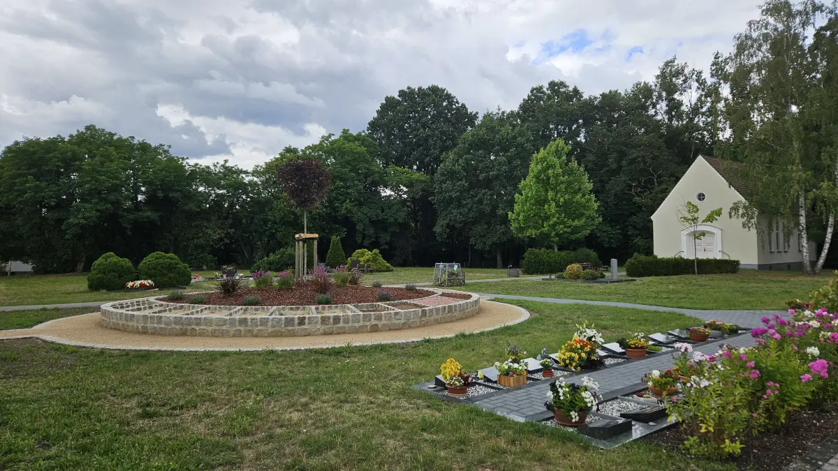 Die neue Urnenanlage auf dem Friedhof in Grünewalde bietet künftig Einzel- und Doppelbelegungen mit liegenden Gedenksteinen. Während der Bauphase kam es vereinzelt zu späteren Urnenbeisetzungen.