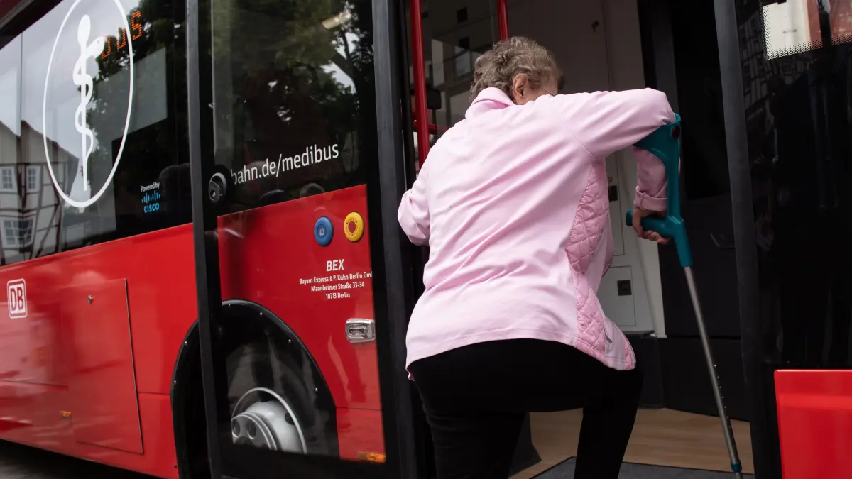 ARCHIV - 05.06.2018, Hessen, Nentershausen: Eine ältere Frau betritt bei der Vorstellung des "Mediebus" die mobile Arztpraxis für Ost- und Nordhessen. (zu dpa «Rollende Praxis Medibus erfüllt die Erwartungen» vom 09.10.2018) Foto: Swen Pförtner/dpa +++ dpa-Bildfunk +++