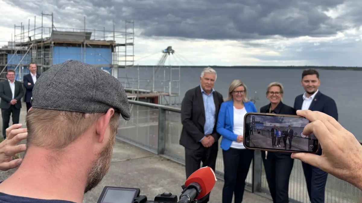 Besuch an den Iba-Terassen in Großräschen: Brandenburgs Wirtschafts- und Tourismusministerin Martina Klement (2. v. l.) hat gemeinsam mit der sächsischen Tourismusministerin Barbara Klepsch (3. v. l.) einen Zuwendungsbescheid für den dritten Bauabschnitt des Objekts an Bürgermeister André Lehnick (r.) übergeben. Links im Bild Dr.-Ing. Klaus Freytag, Lausitz-Beauftragter des Ministerpräsidenten Brandenburgs.