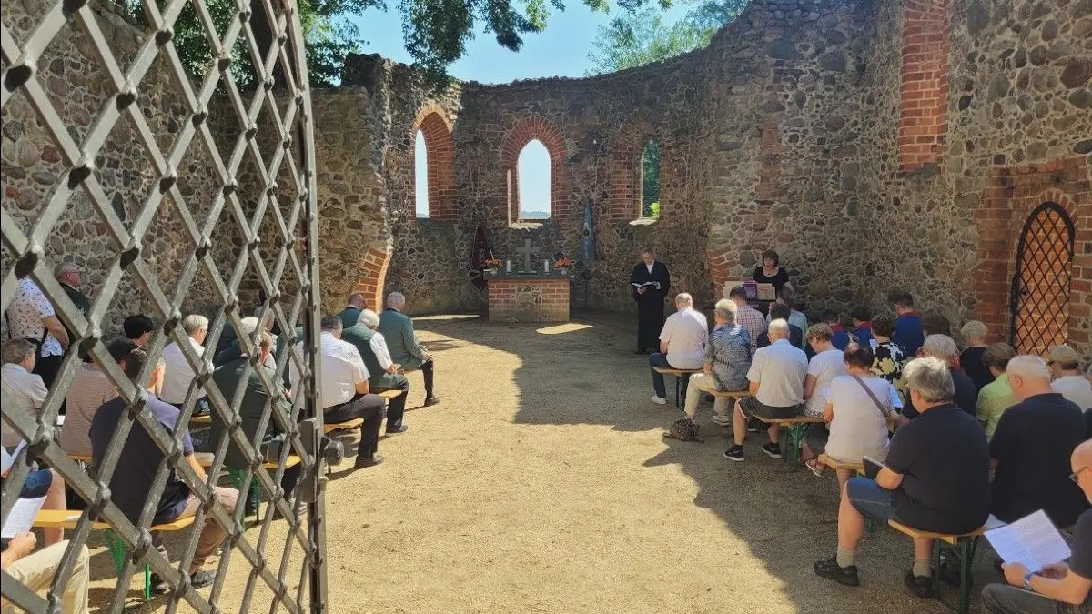 Sonntags-Gottesdienst im Zuge des deutsch-polnischen Schützenfestes 2026. In der Kirchruine auf dem Muskauer Berg wurde dieser gemeinsam mit deutsche und polnische Schützen begangen - dank Fördergelder.