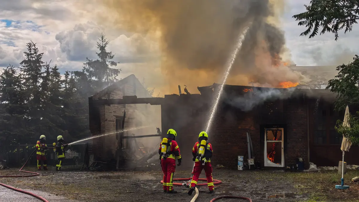 Zu einem Brand wurden die Einsatzkräfte der Feuerwehren nach Hockenbucka gerufen: Dort stand eine Scheune in Vollbrand. Bei dem Einsatz wurde eine Feuerwehrfrau verletzt.