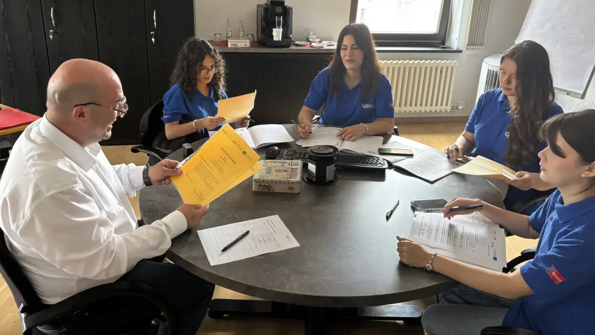 Die Ortrander Gusstechnik GmbH ist in diesem Jahr erstmals ein Partnerunternehmen für das Erasmus-Programm der EU. Kurz vor der Abreise erhalten die Praktikantinnen aus der Türkei – Irem, Zeynep, Begüm und Duru – von Geschäftsführer Sunay Memet Aga unter anderem Zertifikate für ihren Deutschkurs.