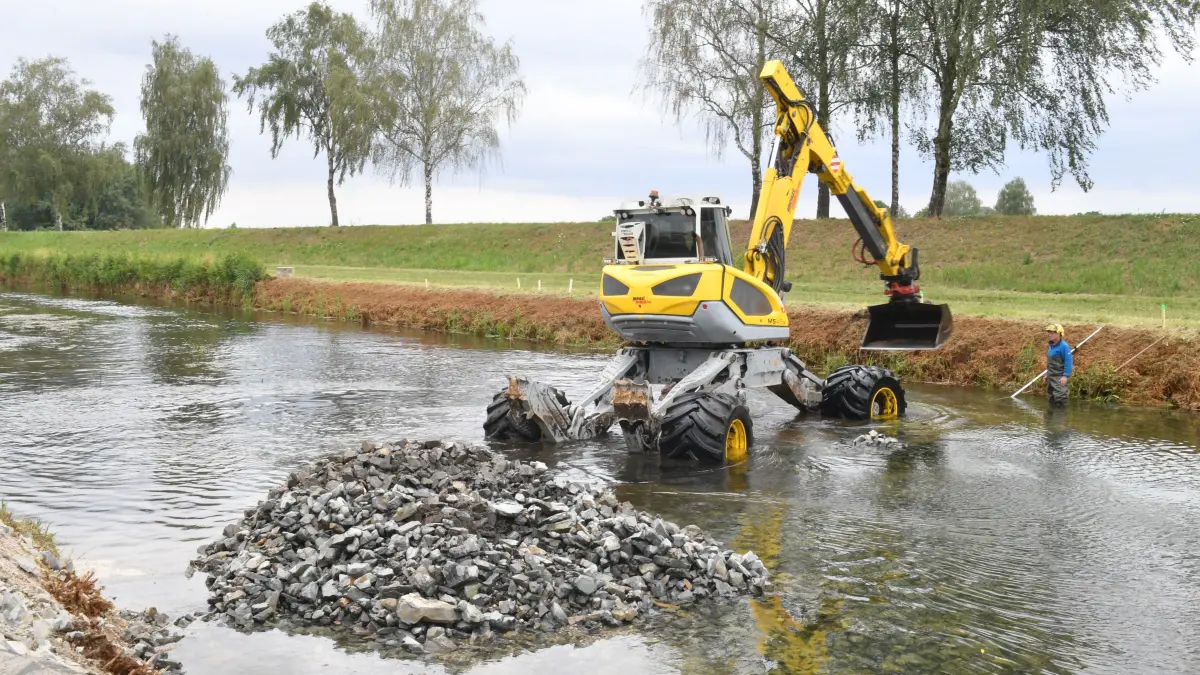 Einbau von Stützeschwellen in der Schwarzen Elster bei Plessa: Einbau von Stützeschwellen in der Schwarzen Elster bei Plessa
- Der Einbau der Stützschwelle / Trittstein wird etwa eine Woche dauern. Wasserstand der Schwarzen Elster ist eigentlich zu hoch für die Baumaßnahme