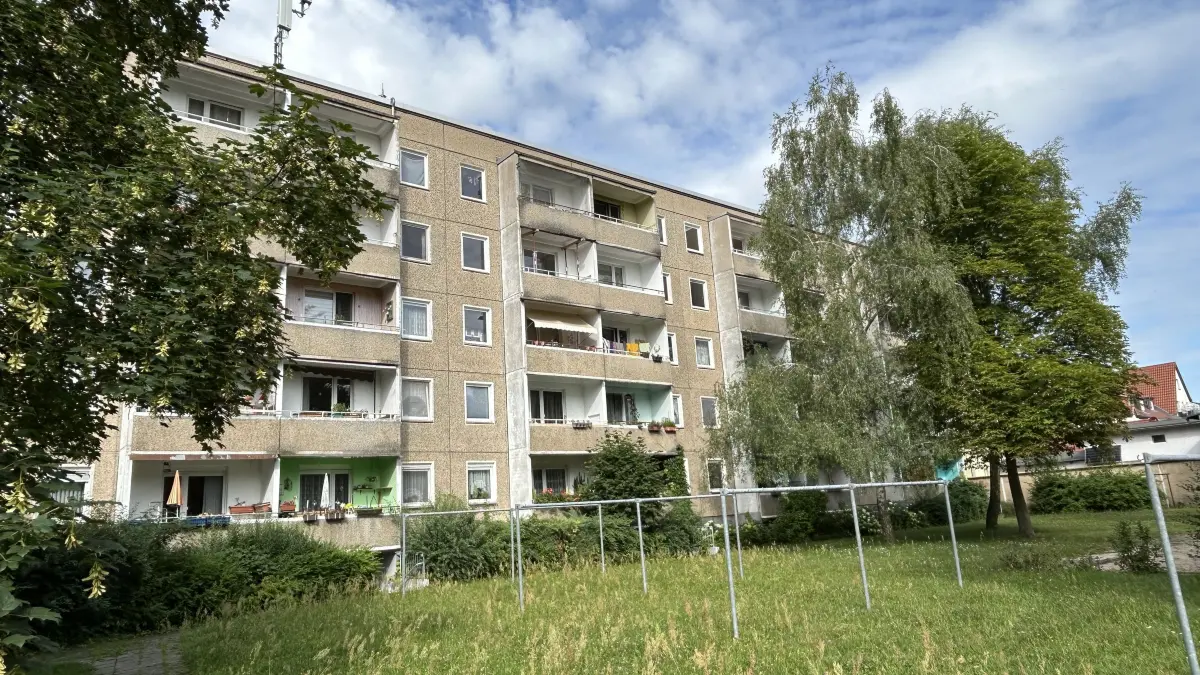 Die Balkone an den eG-Wohnen-Häuser 11 bis 14 in der Hans-Sachs-Straße in Cottbus sollen ebenfalls zurückgebaut werden. Allerdings werden diese laut Angaben der Genossenschaft durch moderne Balkontürme mit einer großzügigeren Grundfläche ersetzt.