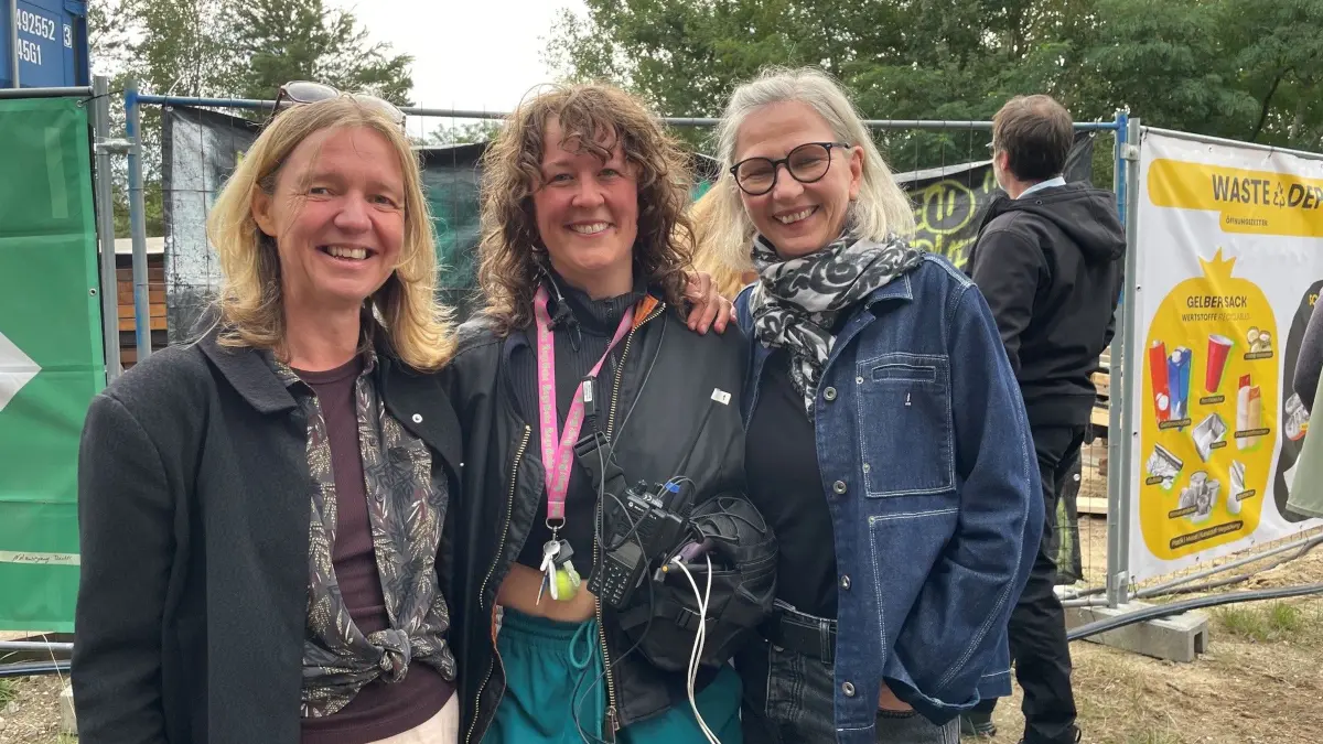 Karla Fornoville (v.li.), Kira Taige und Angela Hesse-Krüger sind mit viel Enthusiasmus beim Feel-Spaziergang mit 100 Interessierten aus der Region nahe der F60 unterwegs .
