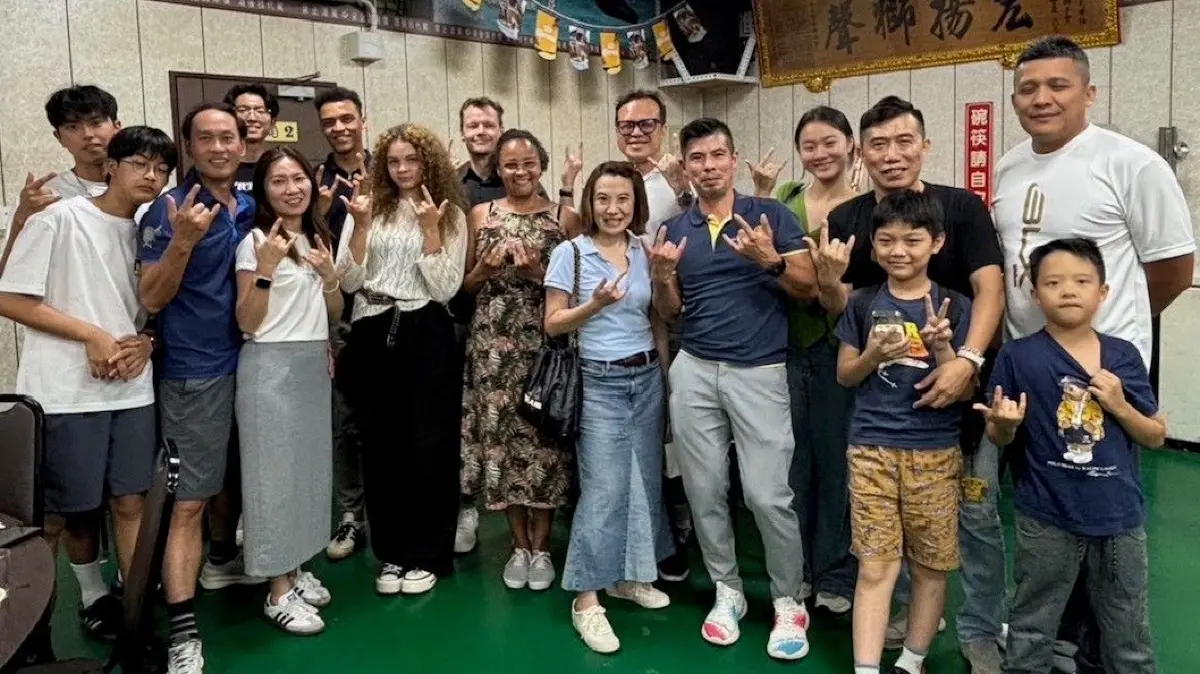 Anna Loos inmitten ihrer drei Gastfamilien, mit denen sie sich ausgezeichnet verstand und die ihr auch über Heimweh hinweghalfen, in Taiwan.