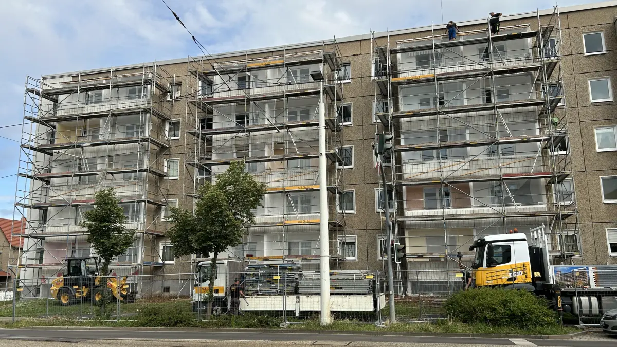 Balkone an den eG-Wohnen-Blöcken entlang der Berliner Straße in Cottbus-Ströbitz: Die Loggien an den betroffenen Häusern der Kopfstraße werden schon für den Rückbau eingerüstet. Demnächst sollen die Abrissarbeiten beginnen.