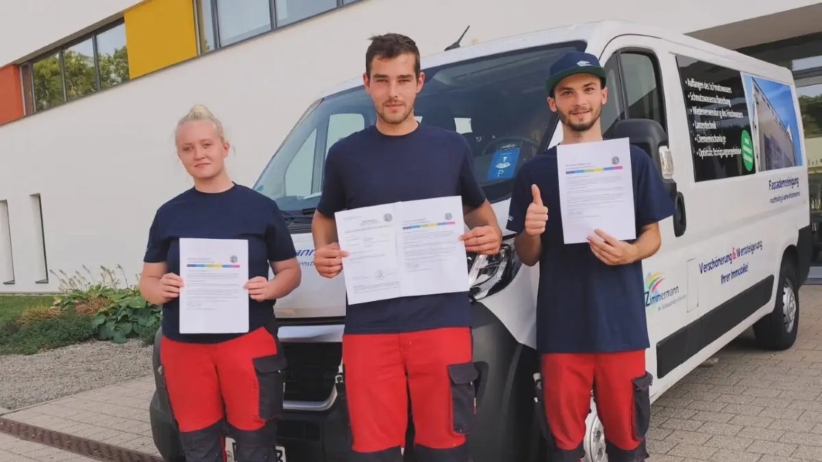 Drei Azubis der Firma Reinigung Zimmermann haben gerade ihre Ausbildung abgeschlossen und die Gesellenprüfung bestanden. Auf der Facebook-Seite gratuliert das Unternehmen Vanessa, Justin und John für die erfolgreich bestandenen Abschlussprüfungen.
