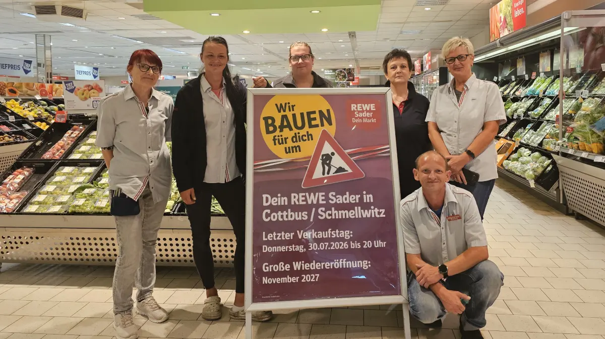 Die Tage des Rewe-Markts an der Zuschka im Cottbuser Stadtteil Neu Schmellwitz sind gezählt. Das Objekt wird abgerissen. Ein neuer, moderner Supermarkt wird den alten ersetzen. Inhaberin Beate Sader (2.v.r.) verabschiedet sich in den Ruhestand - hier mit einem Teil ihres Teams (v.l.): Kerstin Franke, Janice Storz, Susanne Schumacher, Marko Borrmann und Kathrin Thomalla (r.).