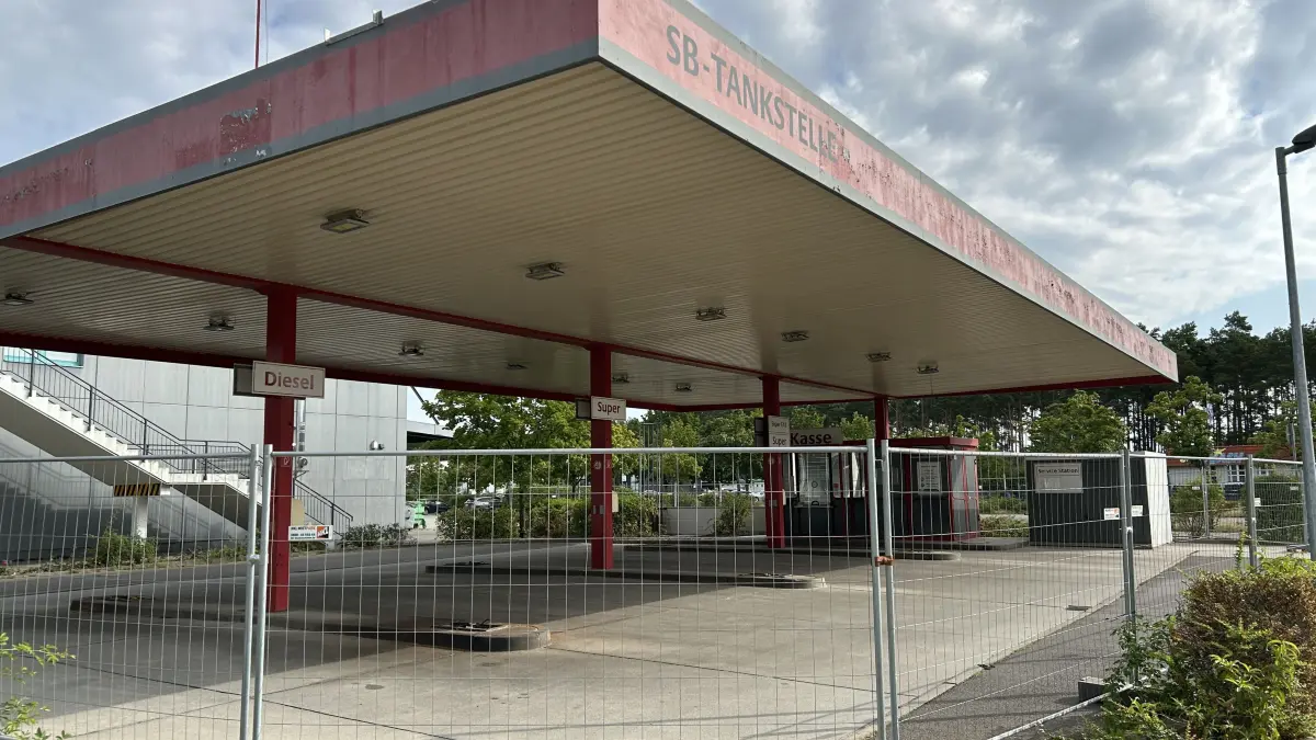 Um die SB-Tankstelle am Kaufland in der Sielower Chaussee in Cottbus-Schmellwitz ist ein Bauzaun errichtet worden. Die Pressestelle von Kaufland in Neckarsulm gibt Antworten, was es damit auf sich hat.