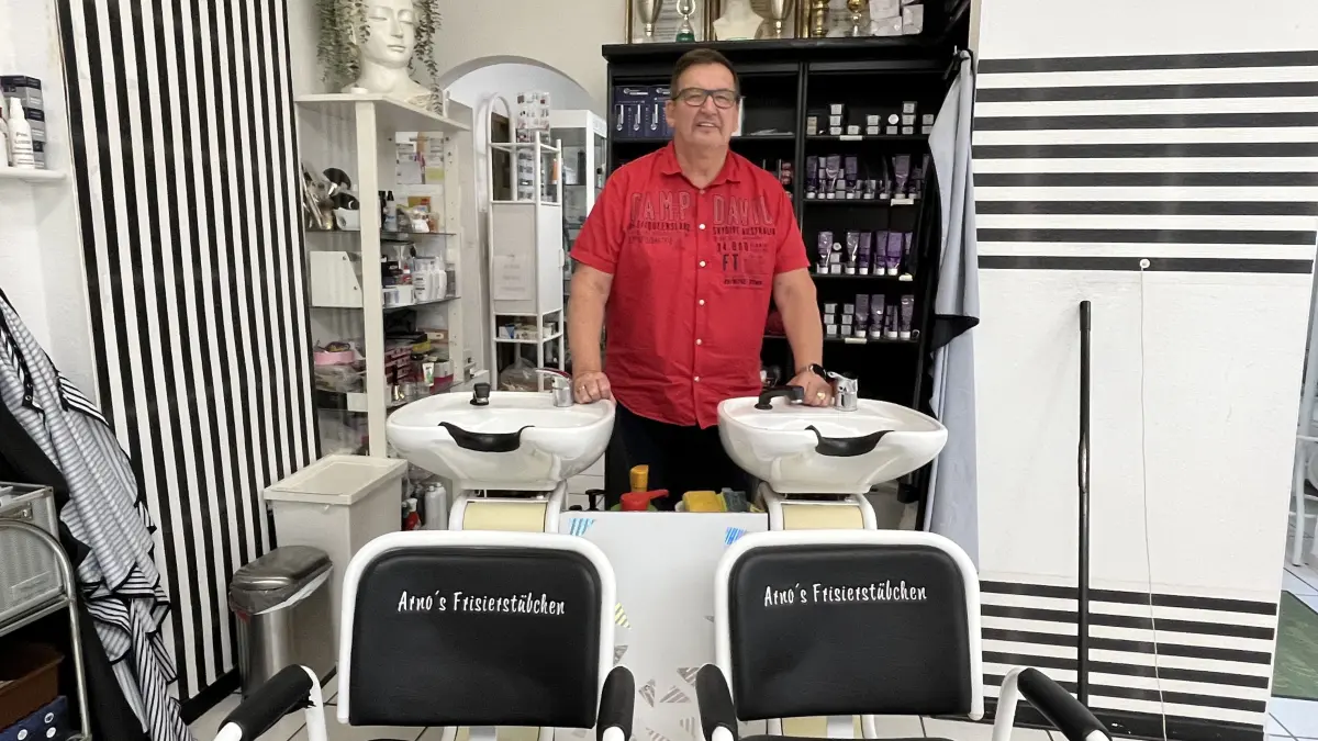 Arno Asmus in seinem Friseurstübchen in Döbern.