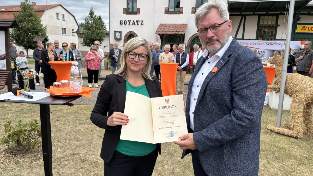 Brandenburgs Wirtschafts- und Tourismusministerin Martina Klement überreicht Rainer Hilgenfeld, Bürgermeister der Gemeinde Schwielochsee, das Anerkennungsschreiben für den staatlich anerkannten Erholungsort an den Ort Goyatz in der Gemeinde Schwielochsee.