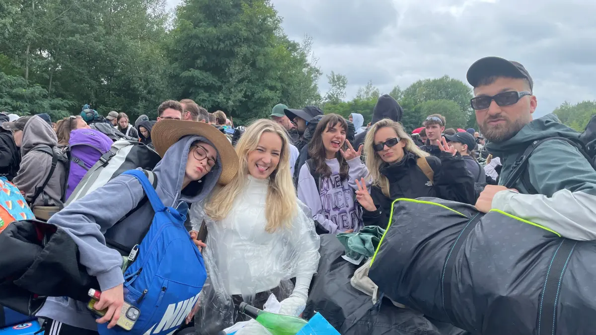 Jessie mit weißem Shirt und blonden Haaren sowie Sebastian sind mit fast 100 Leuten aus Stuttgart gemeinsam zum Feel Festival angereist und freuen sich sowohl auf Musik als auch auf alle anderen Angebote.
