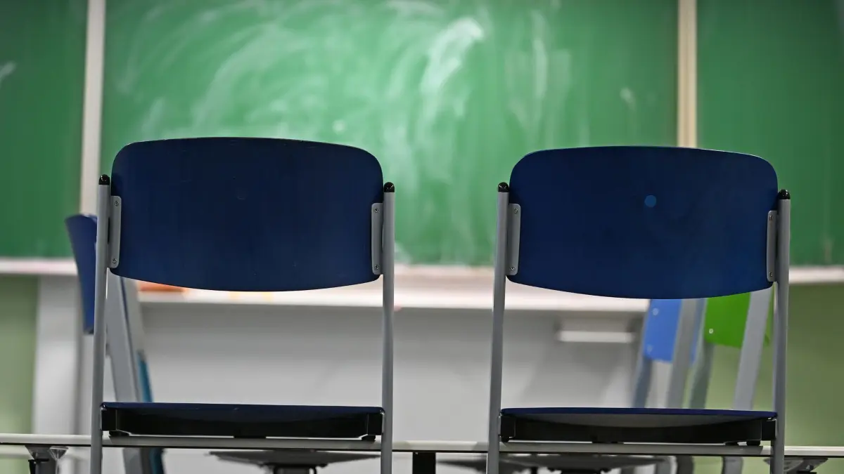 Schule: ARCHIV - 15.01.2026, Rheinland-Pfalz, Mainz: Zwei leere Stühle stehen in einem Klassenraum vor einer Tafel. (zu dpa: «Grüne sehen Elternwillen bei Schulwahl eingeschränkt») Foto: Michael Brandt/dpa +++ dpa-Bildfunk +++