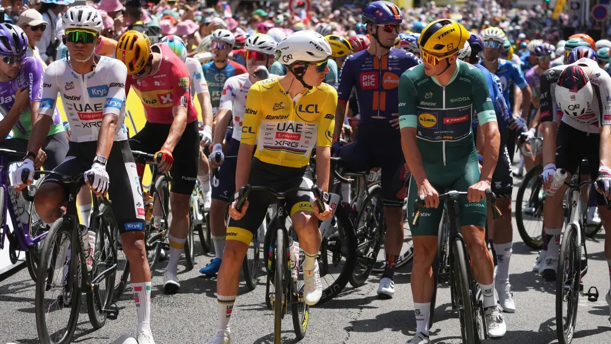 Tour de France - 18.Etappe: 23.07.2026, Frankreich, Voiron: Radsport, Männer, Tour de France, 18.Etappe, Voiron - Orcières-Merlette: Der Slowene Tadej Pogacar im gelben Trikot des Gesamtführenden, der Däne Mads Pedersen im grünen Trikot des besten Sprinters sowie der Mexikaner Isaac Del Toro im weißen Trikot des besten Nachwuchsfahrers stehen am Start. Foto: Thibault Camus/AP/dpa +++ dpa-Bildfunk +++