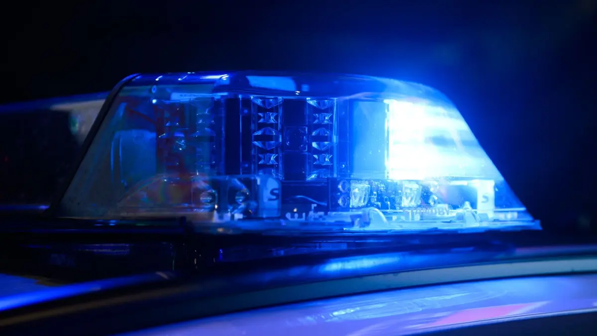 Blaulicht: ARCHIV - 06.12.2024, Niedersachsen, Hannover: Ein Blaulicht leuchtet auf einem Einsatzfahrzeug der Polizei. (zu dpa: «Frauenleiche in Wald entdeckt - Gewaltverbrechen vermutet») Foto: Julian Stratenschulte/dpa +++ dpa-Bildfunk +++